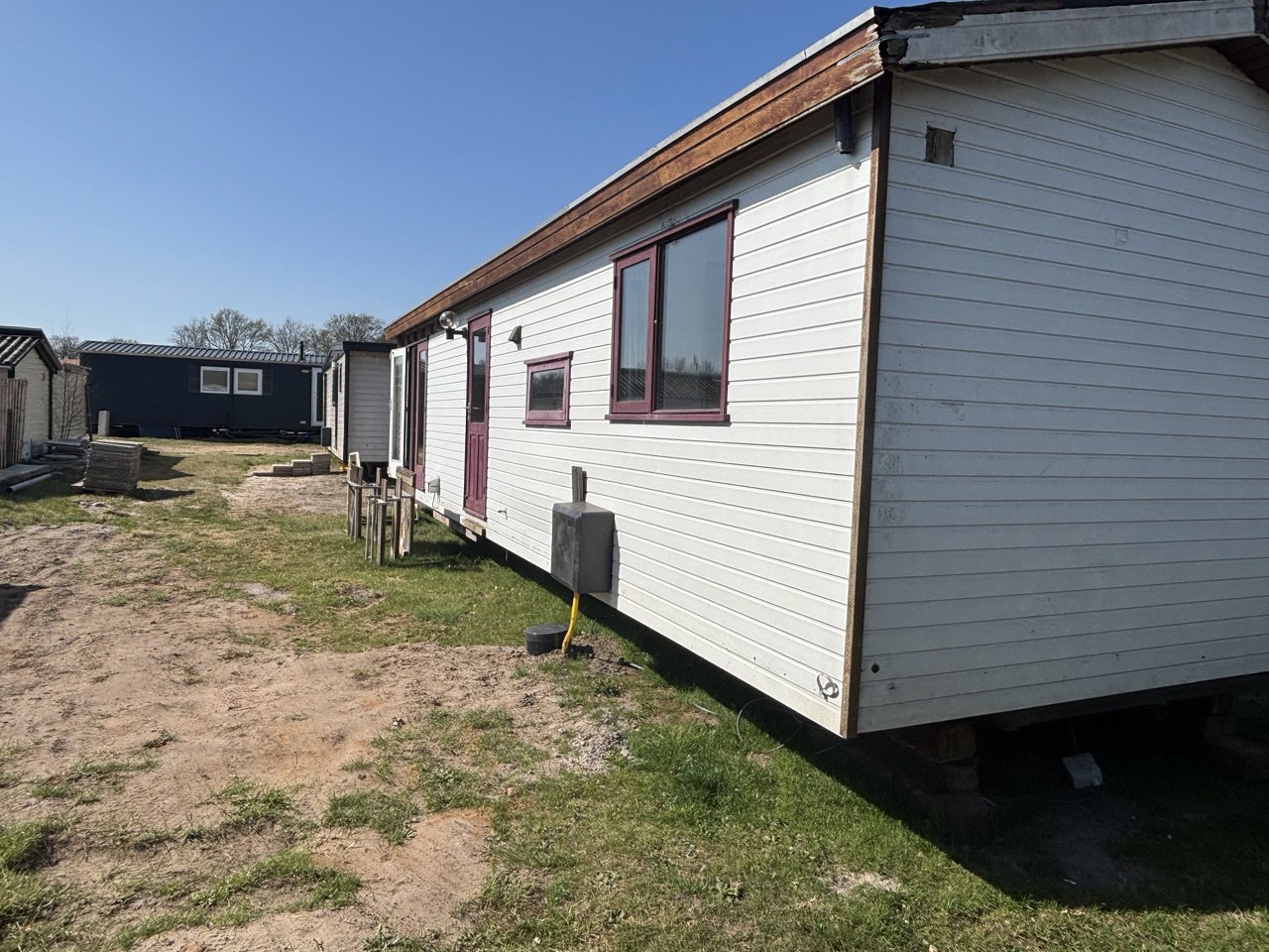 Lees meer over het artikel Met enige regelmaat staan er chalets te koop. Neem via mail of telefoon contact met ons op voor een actueel aanbod.